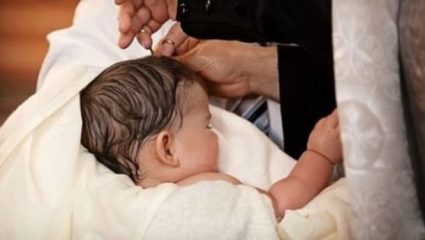 Γιατί στη βάπτιση φοράμε στα μωρά λευκά ρούχα Γιατί στη βάπτιση φοράμε στα μωρά λευκά ρούχα