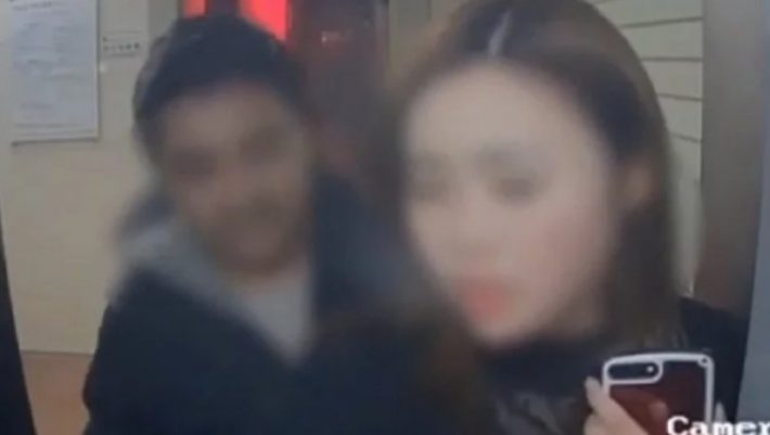 Ευγενικός... ληστής, επέστρεψε τα χρήματα μόλις είδε το υπόλοιπο του θύματος στο ΑΤΜ (ΒΙΝΤΕΟ) Ευγενικός... ληστής, επέστρεψε τα χρήματα μόλις είδε το υπόλοιπο του θύματος στο ΑΤΜ (ΒΙΝΤΕΟ)