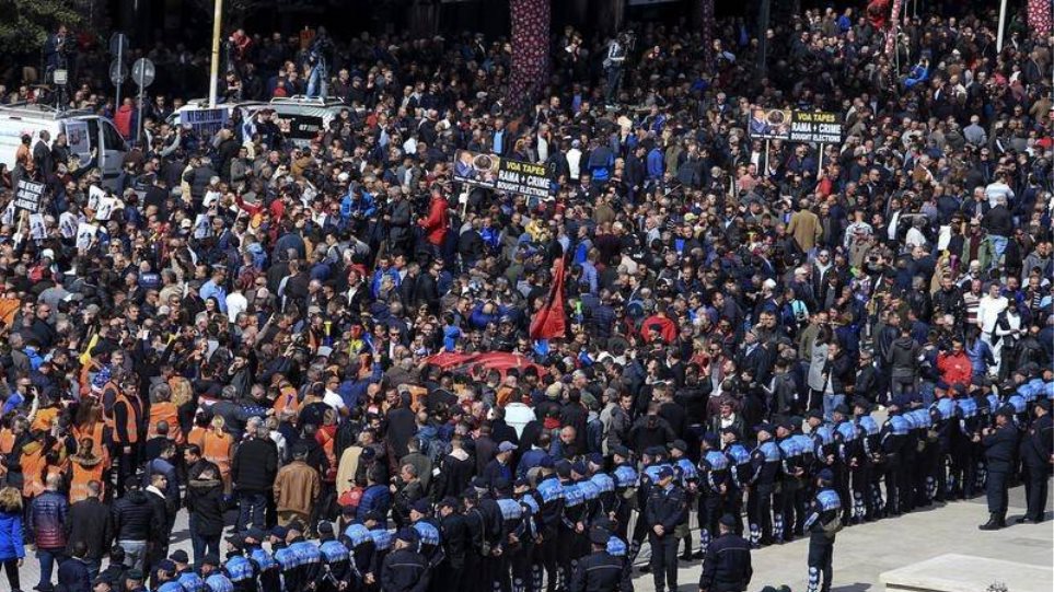Αλβανία: Διαδηλωτές επιχείρησαν να εισβάλουν στο κοινοβούλιο