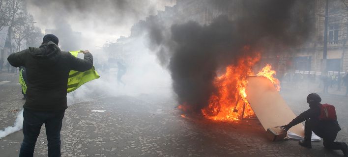 Φωτιές και συγκρούσεις μεταξύ «Κίτρινων Γιλέκων» και αστυνομίας στο Παρίσι
