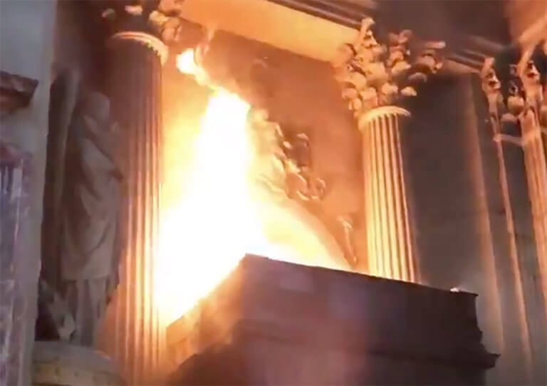 Στις φλόγες ιστορικός ναός στο Παρίσι - ΒΙΝΤΕΟ