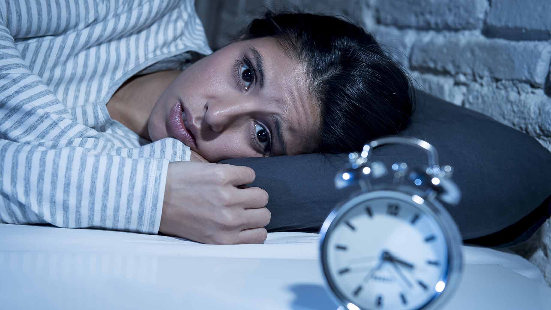 Ο κακός ύπνος βλάπτει τo έντερο όσο και η κατάχρηση αλκοόλ