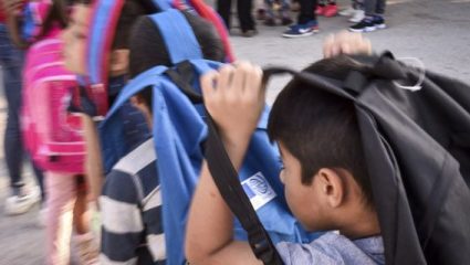 Συνεχίζεται η αποχή των μαθητών στη Σάμο επειδή φοιτούν προσφυγόπουλα στο σχολείο Συνεχίζεται η αποχή των μαθητών στη Σάμο επειδή φοιτούν προσφυγόπουλα στο σχολείο