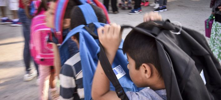 Συνεχίζεται η αποχή των μαθητών στη Σάμο επειδή φοιτούν προσφυγόπουλα στο σχολείο