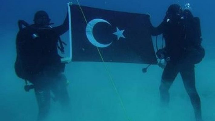 Κομάντο φωτογραφίζονται με την τουρκική σημαία στον βυθό της Σούδας (ΦΩΤΟ) Κομάντο φωτογραφίζονται με την τουρκική σημαία στον βυθό της Σούδας (ΦΩΤΟ)