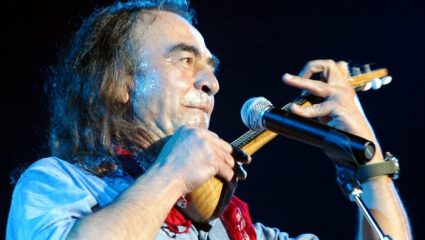 Τα ροκ συγκροτήματα του Νίκου Παπάζογλου και το φουλάρι που αντικατέστησε το μαθητικό μαντήλι Τα ροκ συγκροτήματα του Νίκου Παπάζογλου και το φουλάρι που αντικατέστησε το μαθητικό μαντήλι