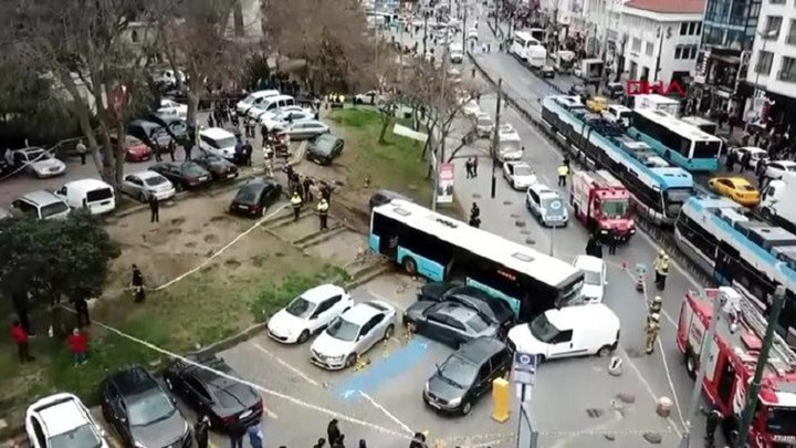 Λεωφορείο μπήκε σε πεζόδρομο στην Κωνσταντινούπολη - Τρεις τραυματίες - ΒΙΝΤΕΟ