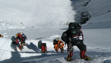 Φρίκη στο Έβερεστ: Πτώματα εμφανίζονται μέσα από τους πάγους Φρίκη στο Έβερεστ: Πτώματα εμφανίζονται μέσα από τους πάγους