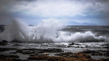 Τουρίστρια στο Μπαλί παρασύρθηκε από τεράστιο κύμα ενώ έβγαζε φωτογραφία (ΒΙΝΤΕΟ) Τουρίστρια στο Μπαλί παρασύρθηκε από τεράστιο κύμα ενώ έβγαζε φωτογραφία (ΒΙΝΤΕΟ)
