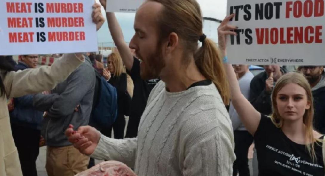 Χαμός στο συνέδριο των vegan: Διαδηλωτής έφαγε ωμή γουρονοκεφαλή (BINTEO)