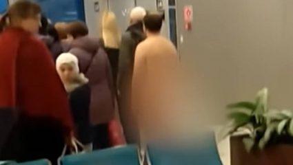 Περίμενε ολόγυμνος στην ουρά για να επιβιβαστεί στο αεροπλάνο (ΒΙΝΤΕΟ) Περίμενε ολόγυμνος στην ουρά για να επιβιβαστεί στο αεροπλάνο (ΒΙΝΤΕΟ)