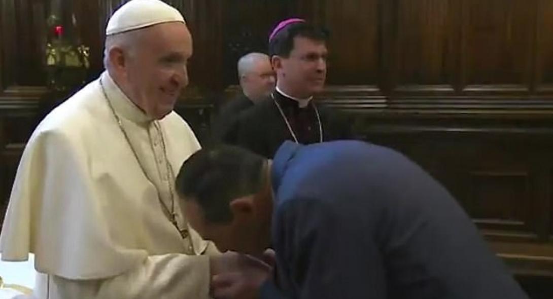 Viral: Ο Πάπας δεν αφήνει τους πιστούς να του φιλήσουν το χέρι (ΒΙΝΤΕΟ)