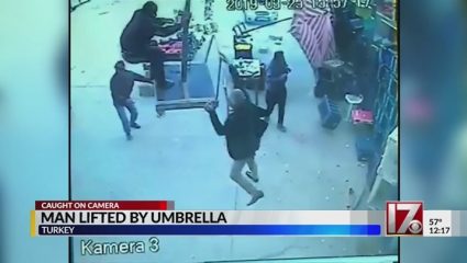 Viral βίντεο: Τον πήρε και τον σήκωσε ο αέρας! Viral βίντεο: Τον πήρε και τον σήκωσε ο αέρας!