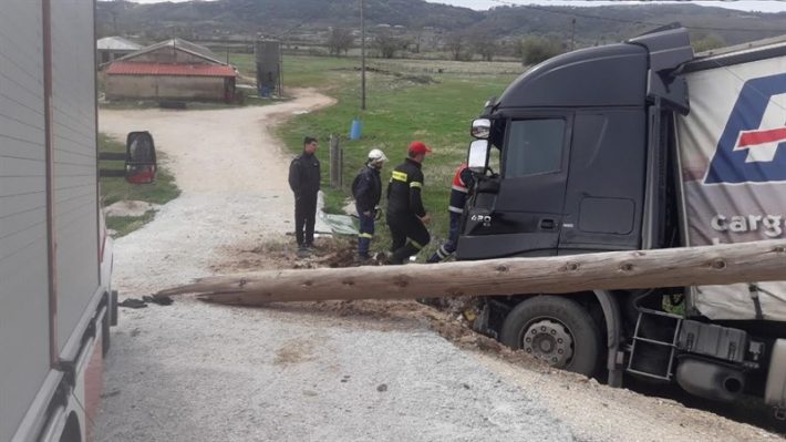 Άνεμοι παρέσυραν νταλίκα σε χωράφι! - ΦΩΤΟ