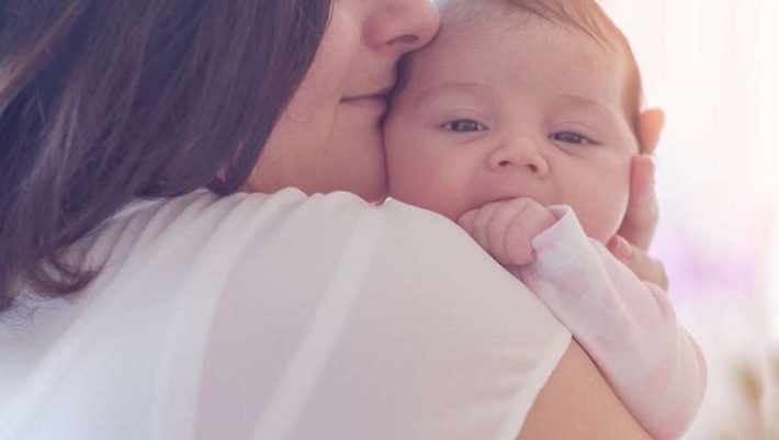 Έρευνα απαντά σε μια... διαμάχη που κρατά χρόνια: Θα κακομάθω το μωρό μου με την αγκαλιά; Έρευνα απαντά σε μια... διαμάχη που κρατά χρόνια: Θα κακομάθω το μωρό μου με την αγκαλιά;