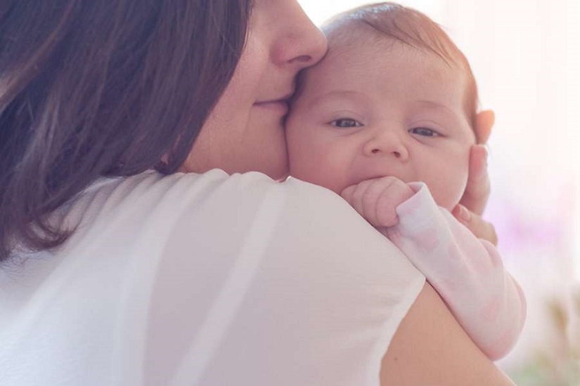 Έρευνα απαντά σε μια... διαμάχη που κρατά χρόνια: Θα κακομάθω το μωρό μου με την αγκαλιά;