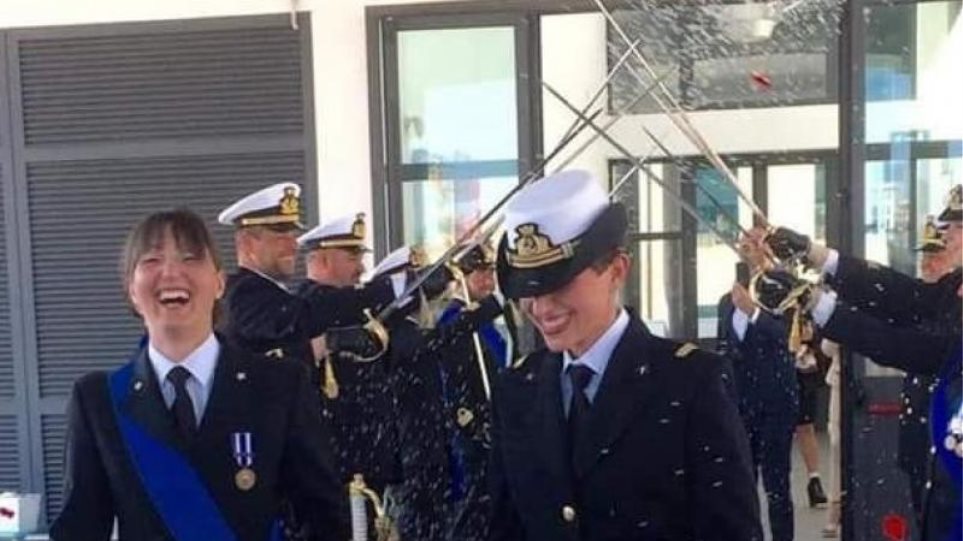 Ο πρώτος γάμος μεταξύ δυο γυναικών αξιωματικών του πολεμικού ναυτικού