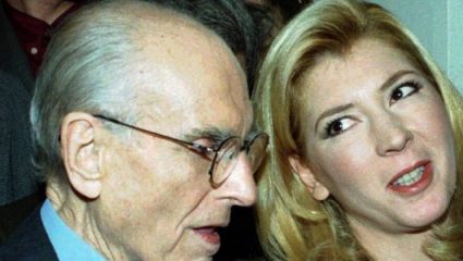 Η αποκάλυψη της Δήμητρας Λιάνη για το βράδυ που πέθανε ο Ανδρέας Παπανδρέου: «Κρατούσα μια εικόνα του Χριστού και…» Η αποκάλυψη της Δήμητρας Λιάνη για το βράδυ που πέθανε ο Ανδρέας Παπανδρέου: «Κρατούσα μια εικόνα του Χριστού και…»