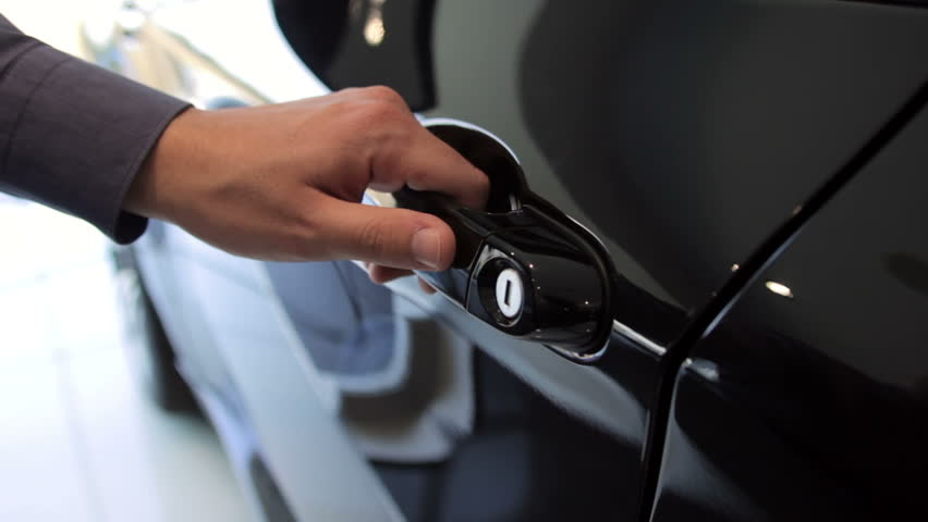 Bόλος: Πήρε για test-drive αυτοκίνητο που θα αγόραζε και εξαφανίστηκε!