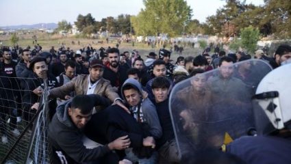Από φήμη στο διαδίκτυο ότι θα ανοίξουν τα σύνορα άρχισαν τα επεισόδια στα Διαβατά Από φήμη στο διαδίκτυο ότι θα ανοίξουν τα σύνορα άρχισαν τα επεισόδια στα Διαβατά
