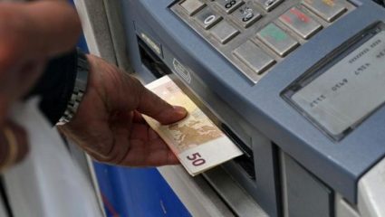 Το νέο χαράτσι των τραπεζών για το e-banking που προκαλεί σάλο Το νέο χαράτσι των τραπεζών για το e-banking που προκαλεί σάλο