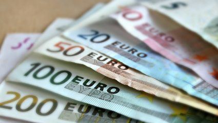 Ρέει το χρήμα για τα πολιτικά κόμματα Ρέει το χρήμα για τα πολιτικά κόμματα