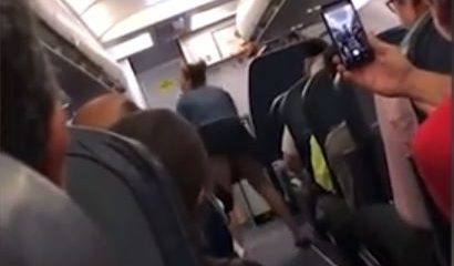 Της είπαν να κλείσει το κινητό της πριν την απογείωση και τους έδειξε τα οπίσθιά της! – ΒΙΝΤΕΟ Της είπαν να κλείσει το κινητό της πριν την απογείωση και τους έδειξε τα οπίσθιά της! – ΒΙΝΤΕΟ