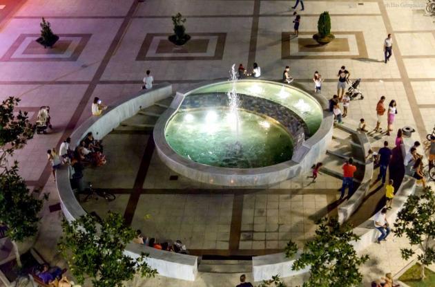 Καλαμάτα: Έκαναν μπάνιο με μπραζίλιαν στο σιντριβάνι της κεντρικής πλατείας (ΦΩΤΟ)