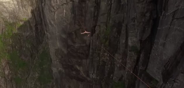 Βίντεο που κόβει  την ανάσα: Ακροβάτης χάνει την ισορροπία του σε ύψος 1.000 μέτρων