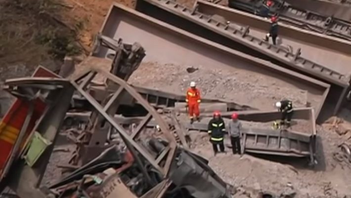 Έξι νεκροί από εκτροχιασμό τρένου στην Κίνα - ΒΙΝΤΕΟ Έξι νεκροί από εκτροχιασμό τρένου στην Κίνα - ΒΙΝΤΕΟ