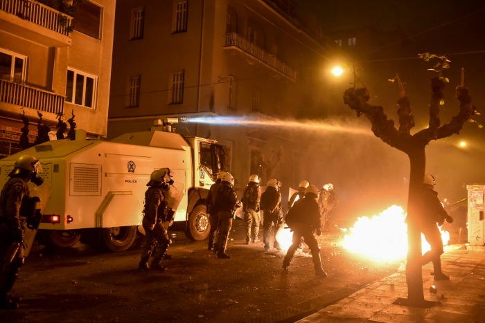 Ένταση στα Εξάρχεια - Τραυματίστηκε ένας αστυνομικός