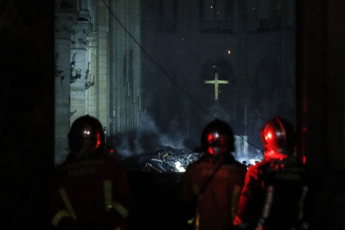 Τέθηκε υπό έλεγχο η πυρκαγιά στην Παναγία των Παρισίων