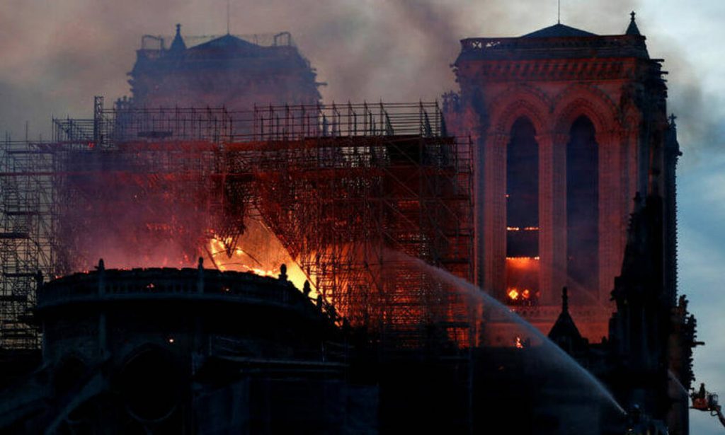 Κάμερα ενδέχεται να έχει καταγράψει πώς ξεκίνησε η πυρκαγιά στην Παναγία των Παρισίων
