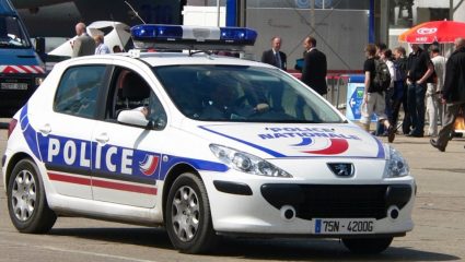 Ένοπλος εισέβαλε σε σούπερ μάρκετ – Όμηροι πελάτες και υπάλληλοι Ένοπλος εισέβαλε σε σούπερ μάρκετ – Όμηροι πελάτες και υπάλληλοι