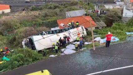 Πορτογαλία: Συγκλονιστικό βίντεο με το λεωφορείο να πέφτει στον γκρεμό Πορτογαλία: Συγκλονιστικό βίντεο με το λεωφορείο να πέφτει στον γκρεμό