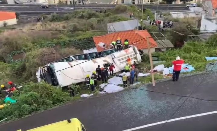 Πορτογαλία: Συγκλονιστικό βίντεο με το λεωφορείο να πέφτει στον γκρεμό