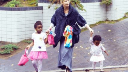 Σαρλίζ Θερόν: «Ντύνω με φορέματα τον γιο μου επειδή τελικά είναι κορίτσι» Σαρλίζ Θερόν: «Ντύνω με φορέματα τον γιο μου επειδή τελικά είναι κορίτσι»