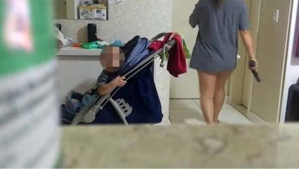 Απατημένη σύζυγος έπιασε στα πράσα τον άνδρα της με την νταντά και έβγαλε όπλο! (ΒΙΝΤΕΟ) Απατημένη σύζυγος έπιασε στα πράσα τον άνδρα της με την νταντά και έβγαλε όπλο! (ΒΙΝΤΕΟ)