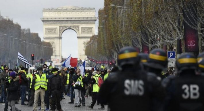 Γαλλία: Εξήντα χιλιάδες αστυνομικοί για τα «κίτρινα γιλέκα»