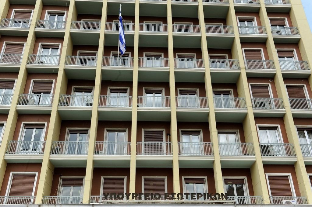 Συμβασιούχος απειλεί να πέσει από τον 8ο όροφο του υπουργείου Εσωτερικών