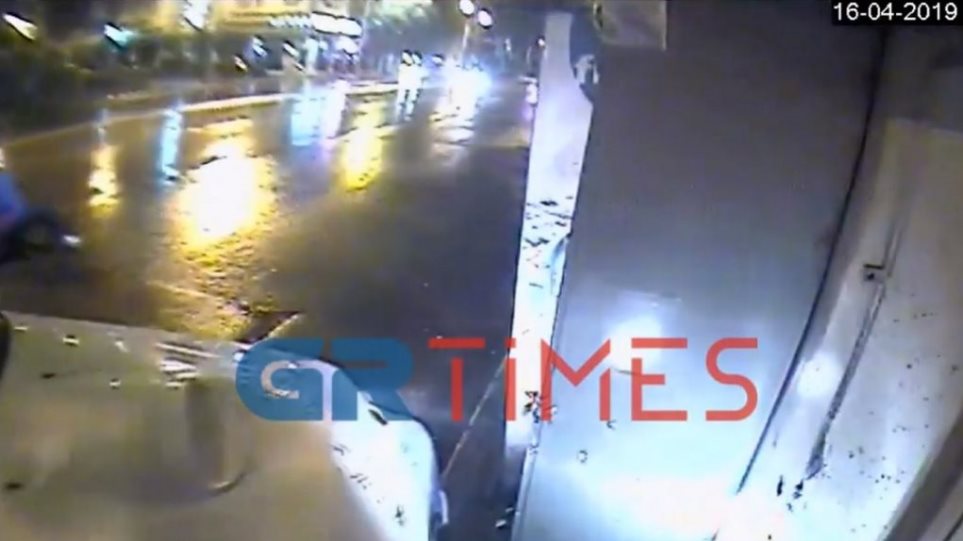 Θεσσαλονίκη: Περιπολικό «καρφώθηκε» σε περίπτερο κατά τη διάρκεια καταδίωξης (BINTEO)