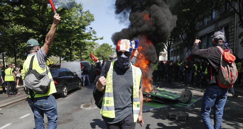 Φωτιές και οδοφράγματα στο Παρίσι από τα κίτρινα γιλέκα