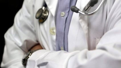 «Δεν θέλω να κάνω το εμβόλιο, o καθένας κάνει στο σώμα του ότι θέλει»: Ισχυρισμός-ντροπή από γιατρό «Δεν θέλω να κάνω το εμβόλιο, o καθένας κάνει στο σώμα του ότι θέλει»: Ισχυρισμός-ντροπή από γιατρό