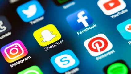 Οι χρήστες των social media εμπιστεύονται περισσότερο τους συνομηλίκους τους παρά τα brands Οι χρήστες των social media εμπιστεύονται περισσότερο τους συνομηλίκους τους παρά τα brands