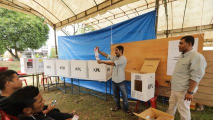 Ασύλληπτο: Στην Ινδονησία πέθαναν 272 υπάλληλοι ενώ καταμετρούσαν τις ψήφους στις εκλογές! Ασύλληπτο: Στην Ινδονησία πέθαναν 272 υπάλληλοι ενώ καταμετρούσαν τις ψήφους στις εκλογές!