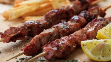 Σουβλάκι: Είναι το χοιρινό καλαμάκι πιο υγιεινό από τον γύρο; Σουβλάκι: Είναι το χοιρινό καλαμάκι πιο υγιεινό από τον γύρο;