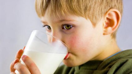 Tips για να πιει το παιδί σας το γάλα του Tips για να πιει το παιδί σας το γάλα του