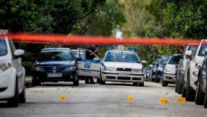 Έγκλημα στο Φάληρο: Έπιασε την αδελφή του από τα μαλλιά και την μαχαίρωνε μες στο δρόμο Έγκλημα στο Φάληρο: Έπιασε την αδελφή του από τα μαλλιά και την μαχαίρωνε μες στο δρόμο