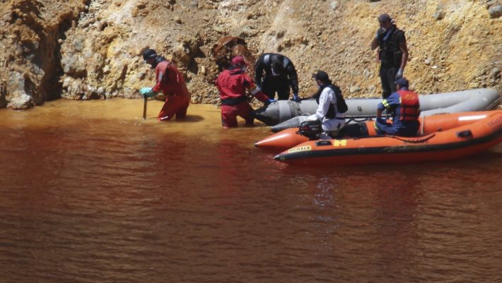 Πτώμα σε αποσύνθεση βρέθηκε στη δεύτερη βαλίτσα που ανασύρθηκε από την Κόκκινη Λίμνη Πτώμα σε αποσύνθεση βρέθηκε στη δεύτερη βαλίτσα που ανασύρθηκε από την Κόκκινη Λίμνη