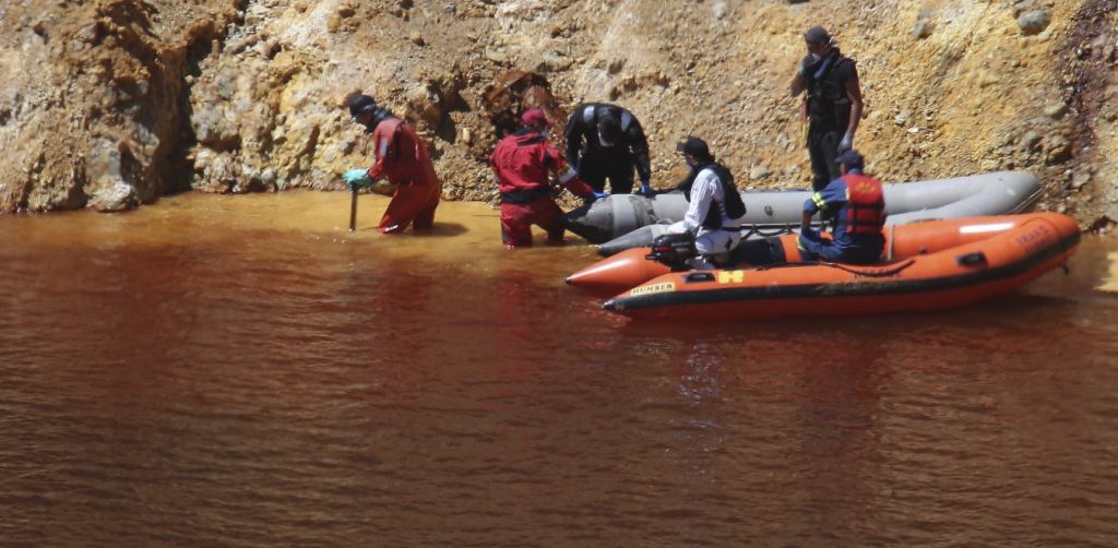 Πτώμα σε αποσύνθεση βρέθηκε στη δεύτερη βαλίτσα που ανασύρθηκε από την Κόκκινη Λίμνη